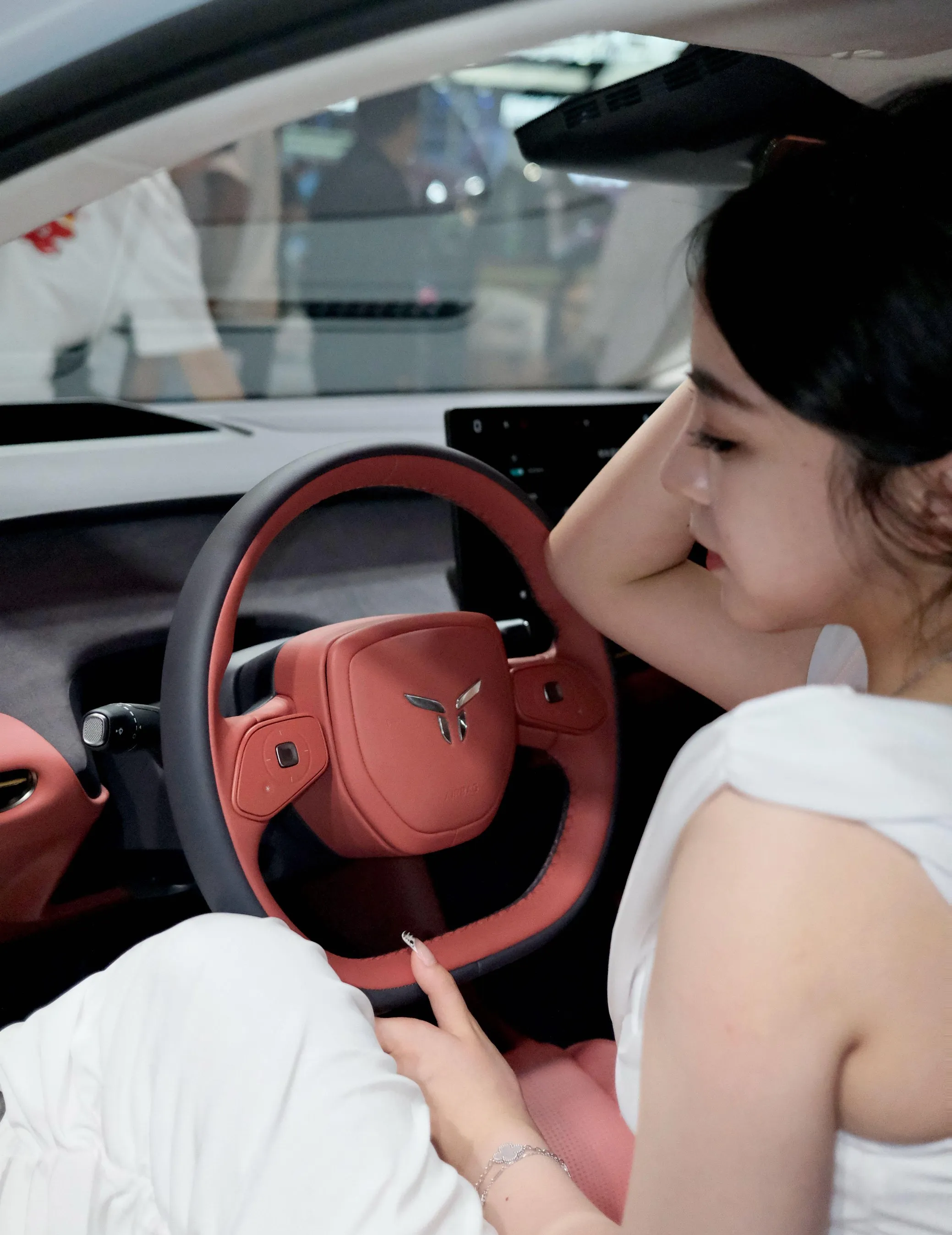 女性驾驶者的速度之旅，女女开车，体验飞驰的快车