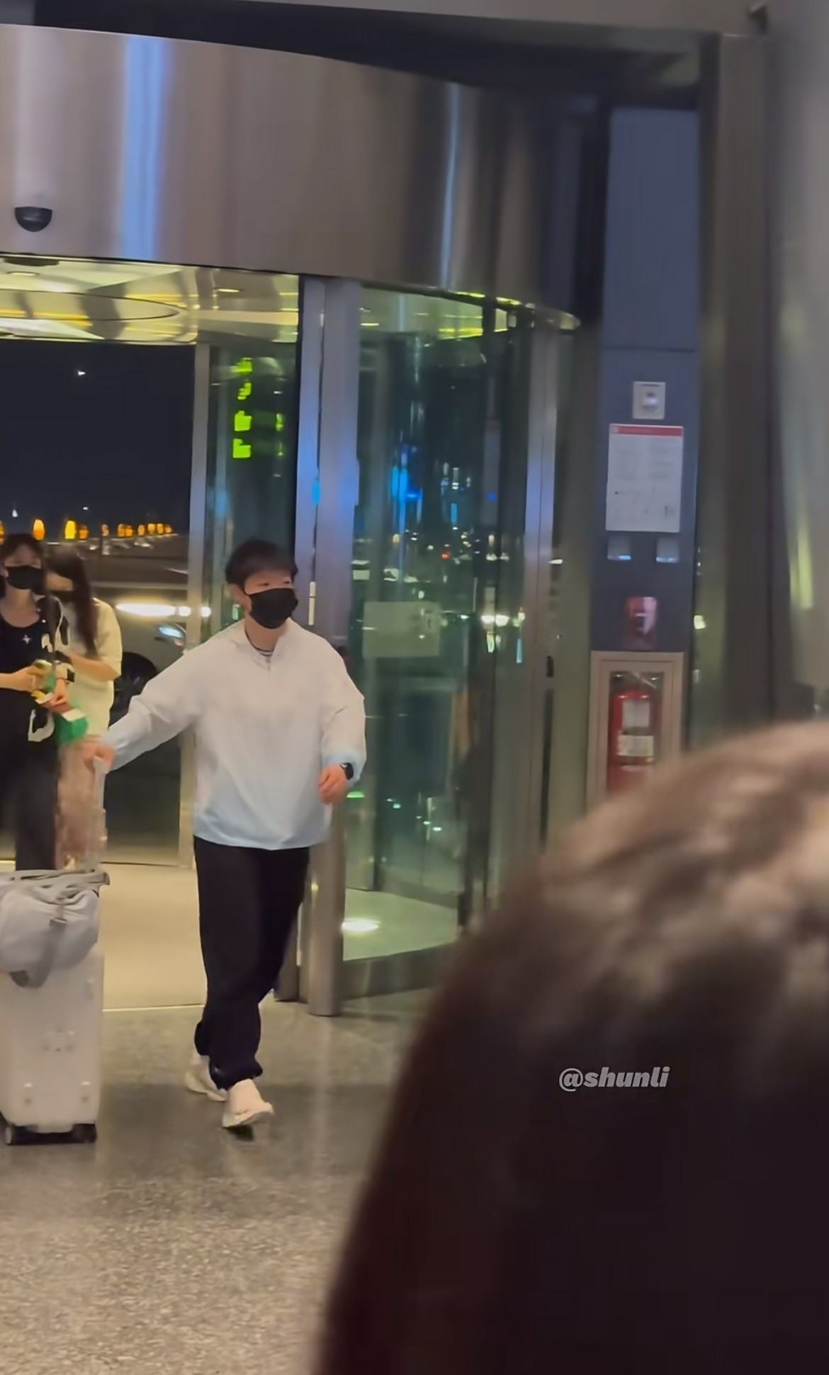 莎莎大头都戴戒指了图片莎莎大头都戴上了戒指，时尚与爱情的双重见证-第1张图片