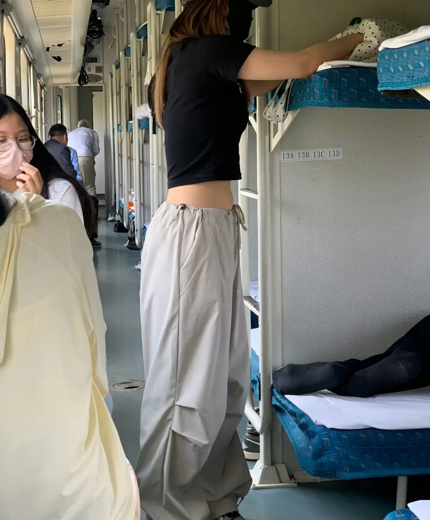 在火车上和吗妈睡下铺在火车上与妈妈共度下铺时光-第1张图片