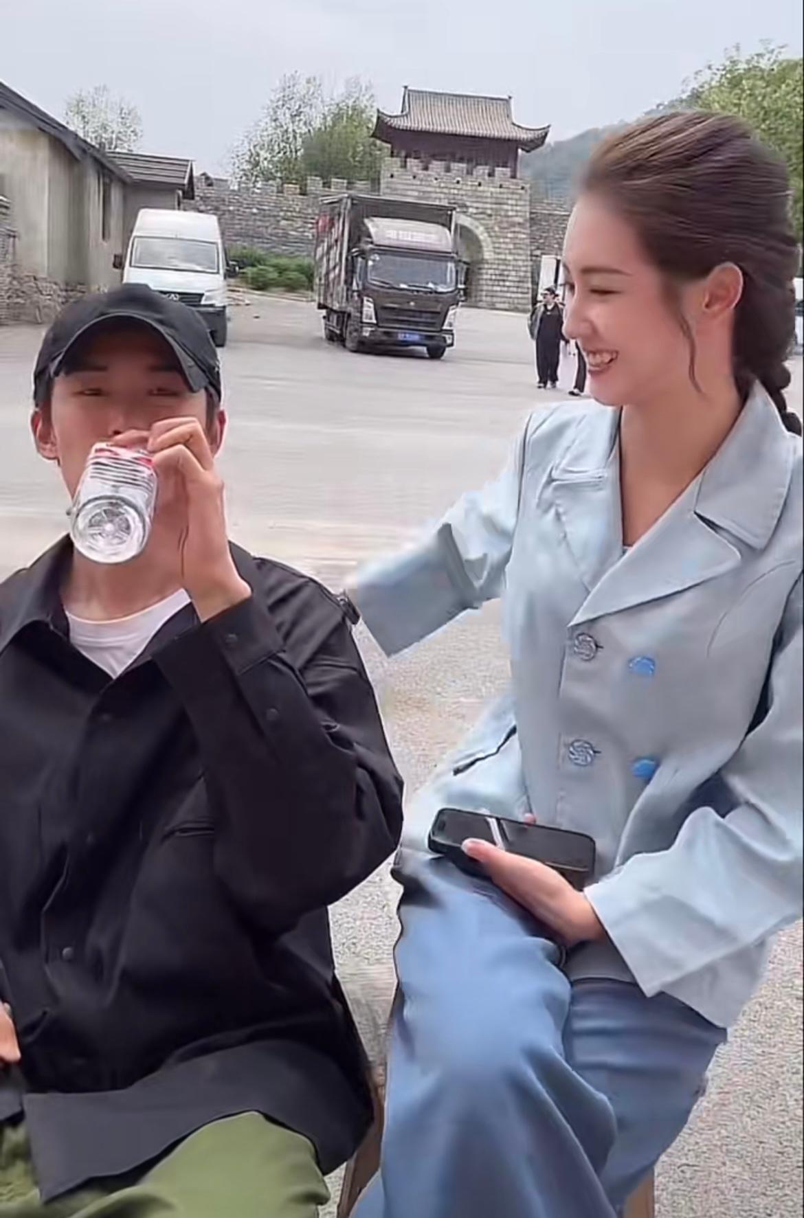 两个人视频在线观看免费免费在线视频观看，两个人的共享体验-第2张图片