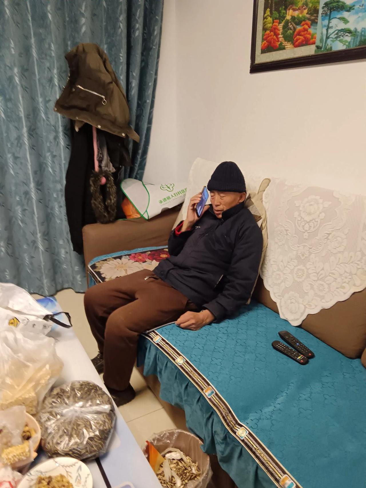 一个老头和老太太打一成语老头与老太太的温馨日常-第1张图片