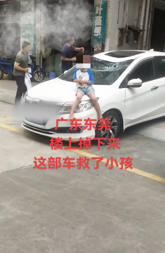 车子颠一下就滑进去了视频惊险一刻，车子颠一下就滑进去了-第3张图片