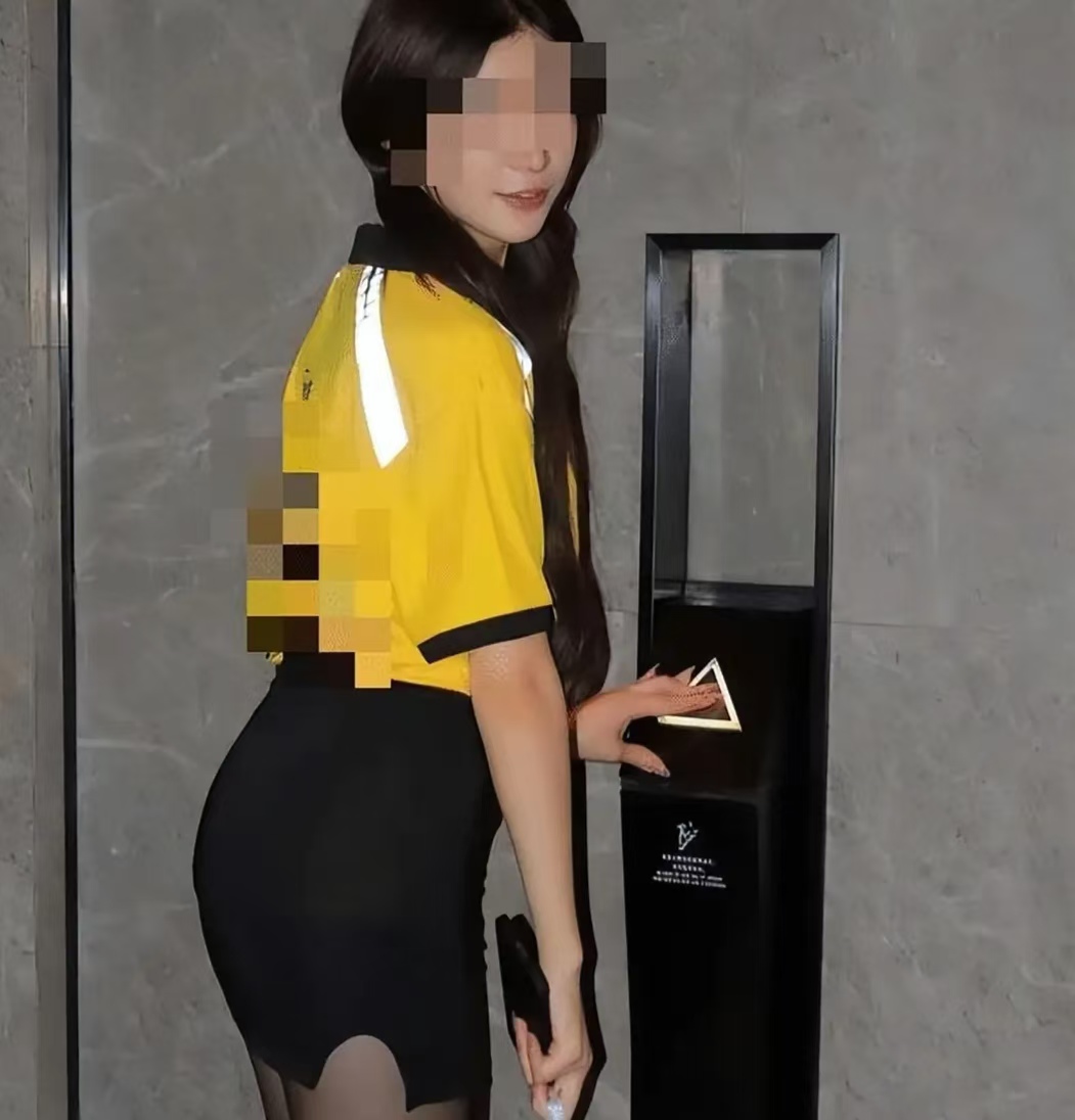 探讨网络色情内容对社会的危害——以美女脱了内裤张开腿让女人添软件为例