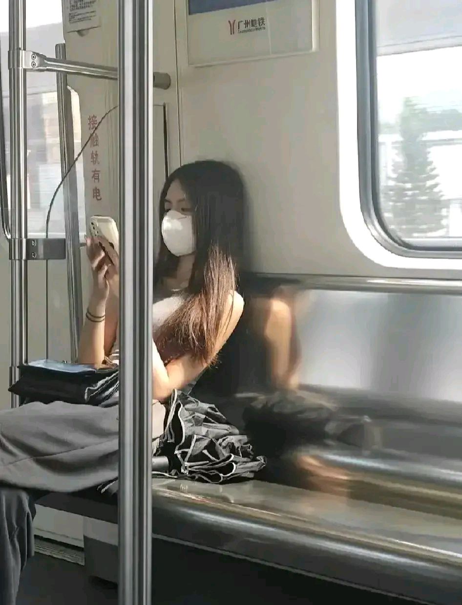 我把刘姨俩腿扛在肩上是哪一集的岳丰满多毛的大隂户老太的独特人生-第2张图片