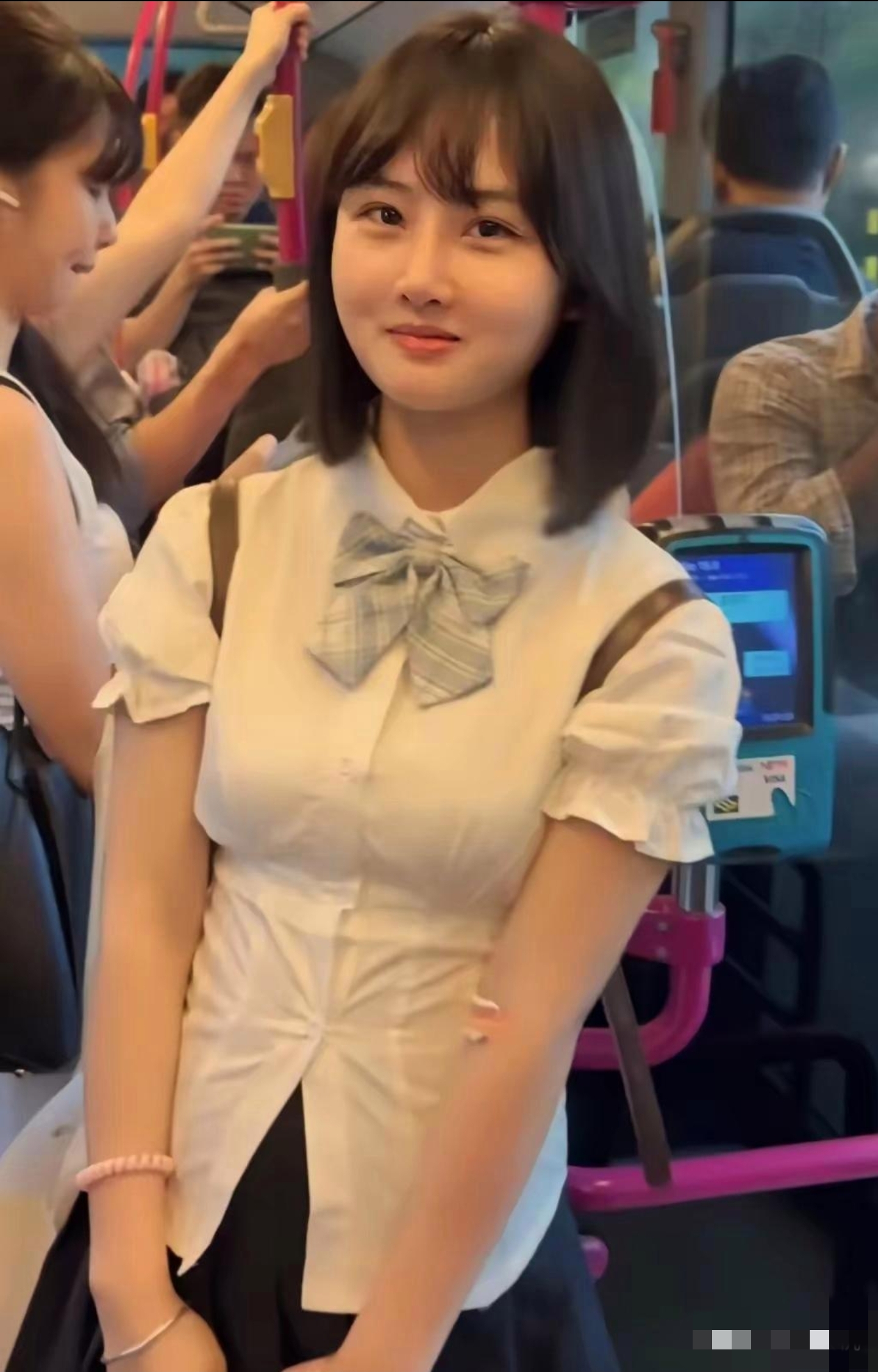 女学生在公交车上疯狂输出的故事-第1张图片
