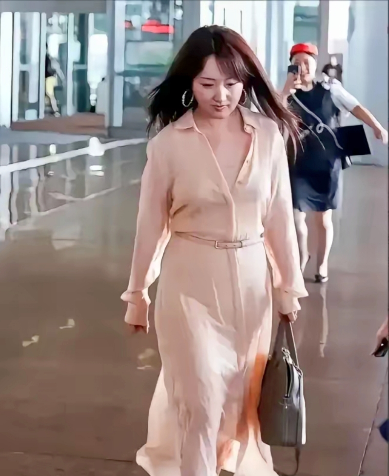 老妇的奶又大又肥系列，探索女性之美