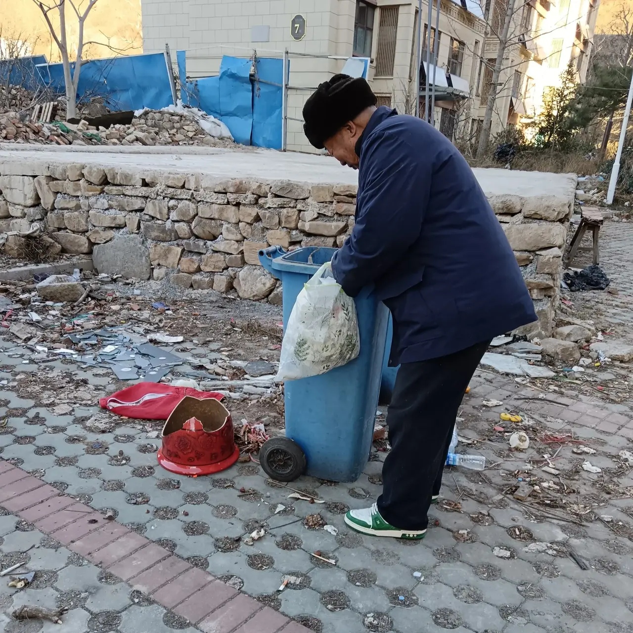 老头趴公厕地上偷窥女生内裤老头公厕偷窥女生事件，道德与法律的双重审视