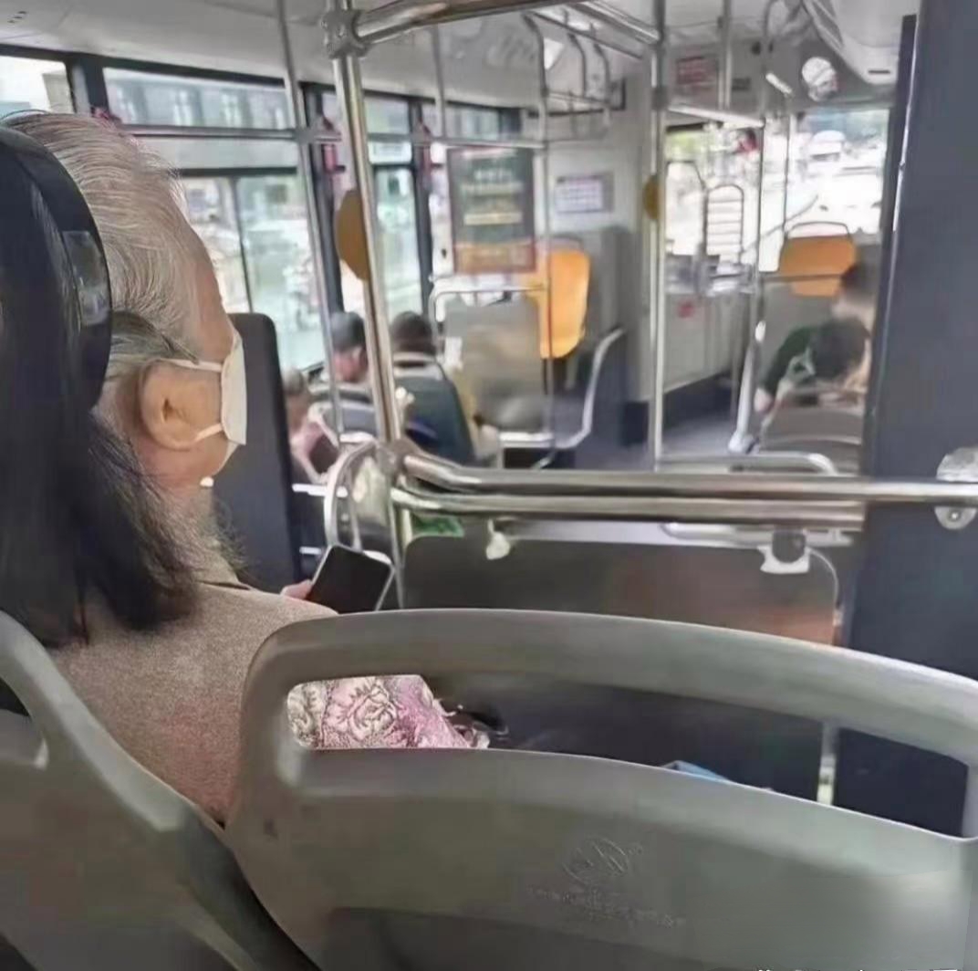 公交车上跳一下回到原地公交车上的意外惊喜，体验跳D开到最大-第3张图片
