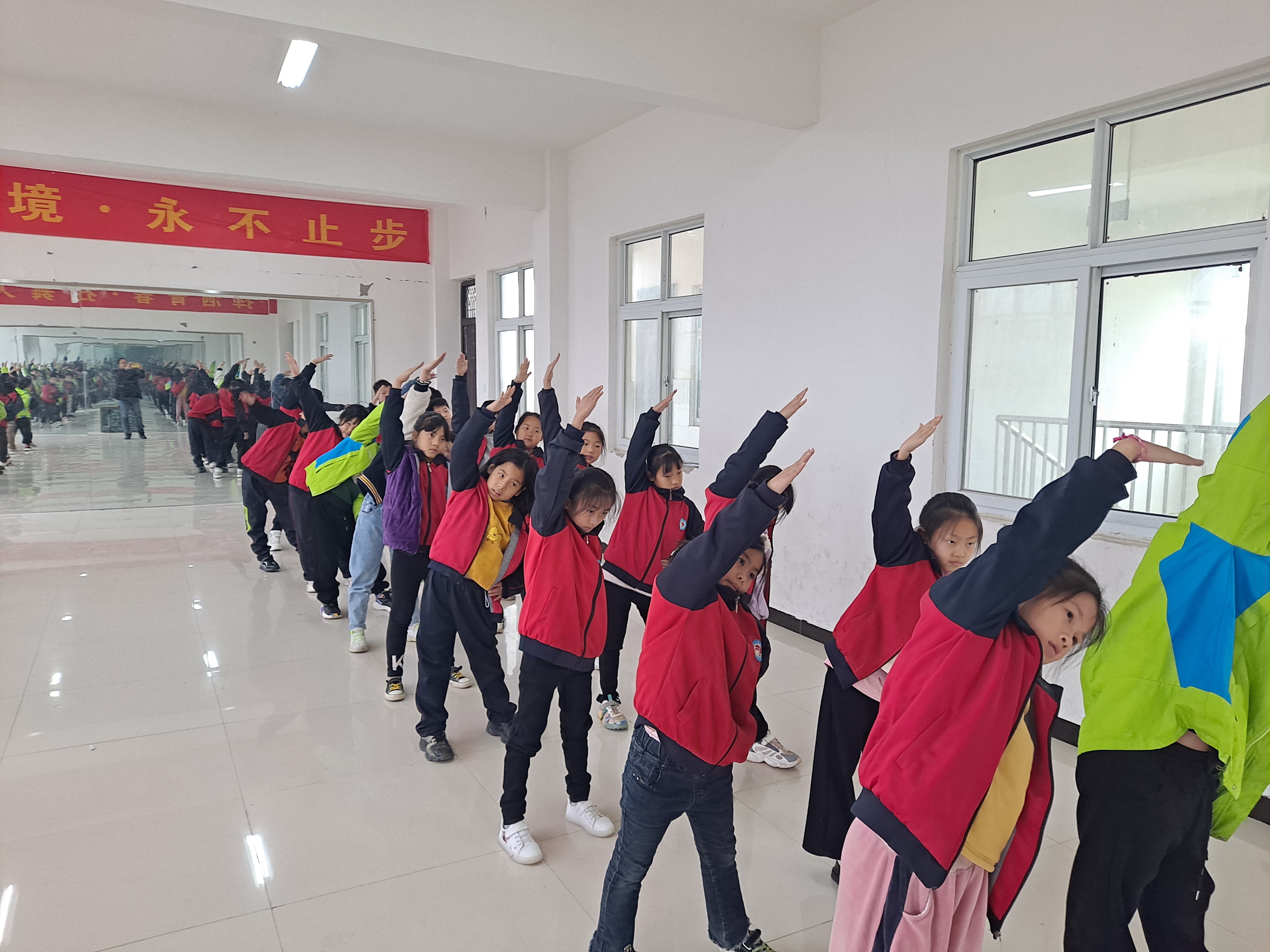 舞蹈课前女生帮男生解决舞蹈课前女生互助——男生难题的解决-第1张图片