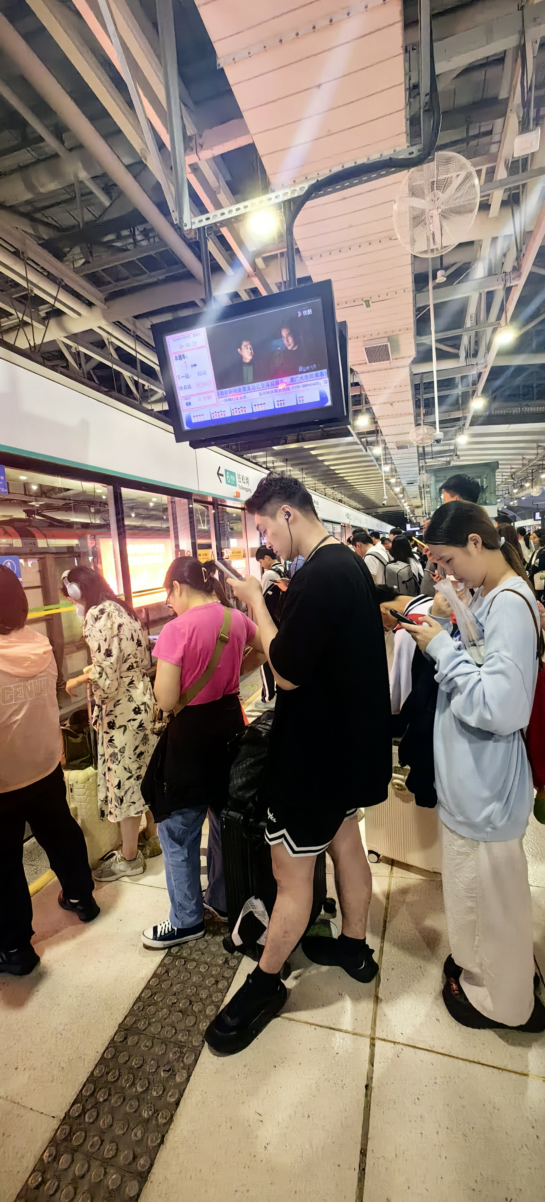 夏天在拥挤的地铁上干夏日在拥挤地铁的独特体验-第3张图片