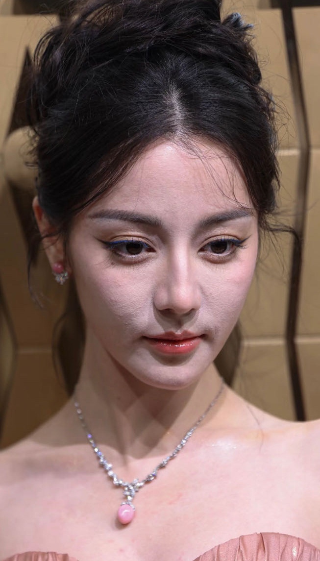 美女脱得只剩皮肤和胸的视频美女之美，肌肤与胸部的独特魅力-第1张图片
