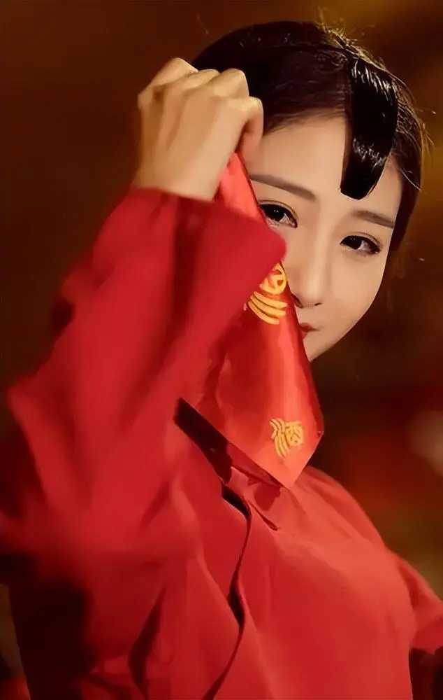 EVEIYNCIAIRN老少配，跨越年龄界限的深情故事