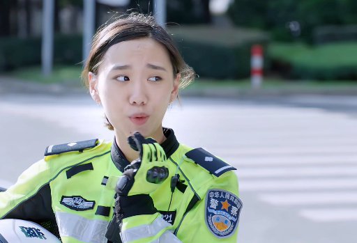 警花遭遇意外挑战，制服翘臀背后的故事