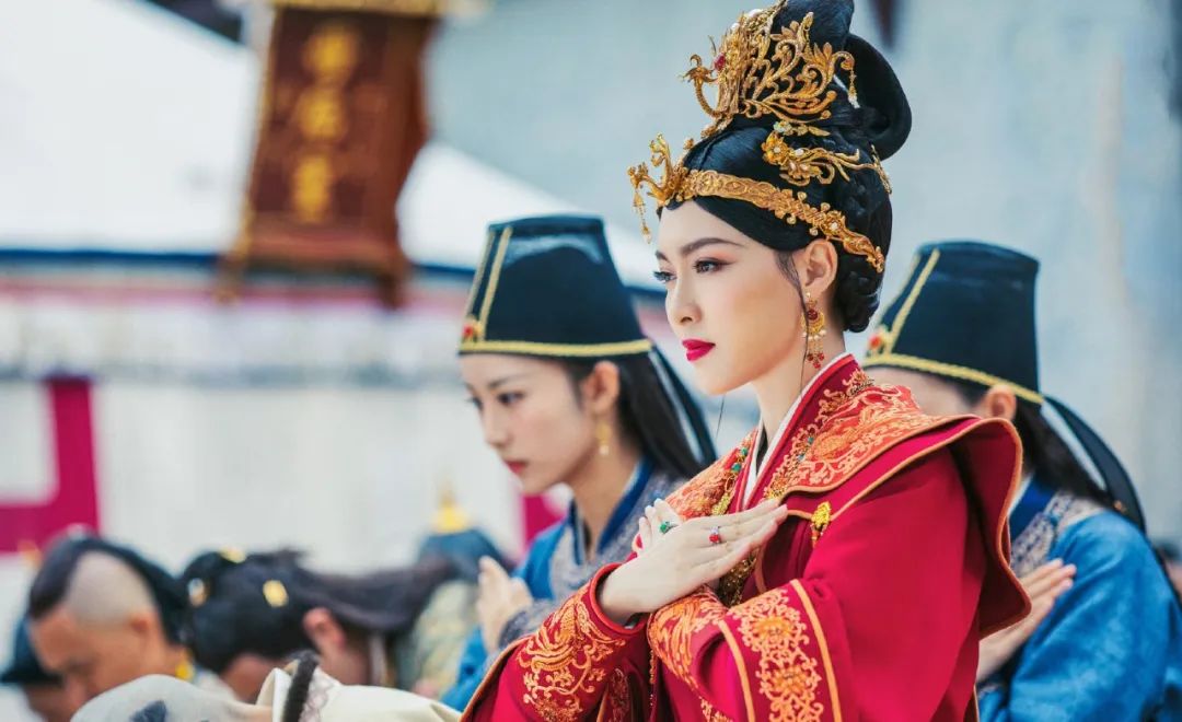 群臣在朝堂上玩太后群臣朝堂嬉戏太后记-第2张图片