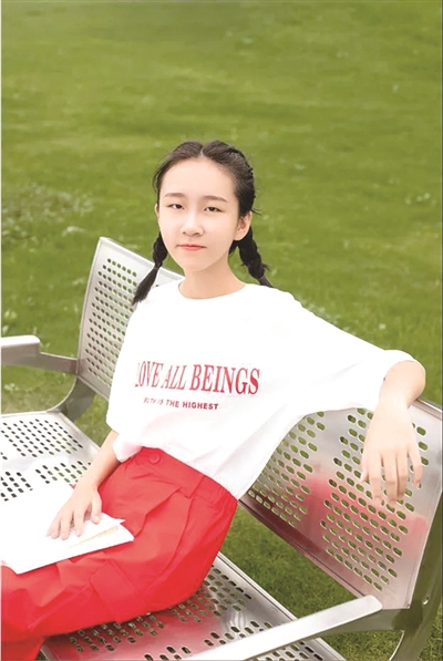 关于14岁女生迈开腿打扑克牌的探讨-第2张图片