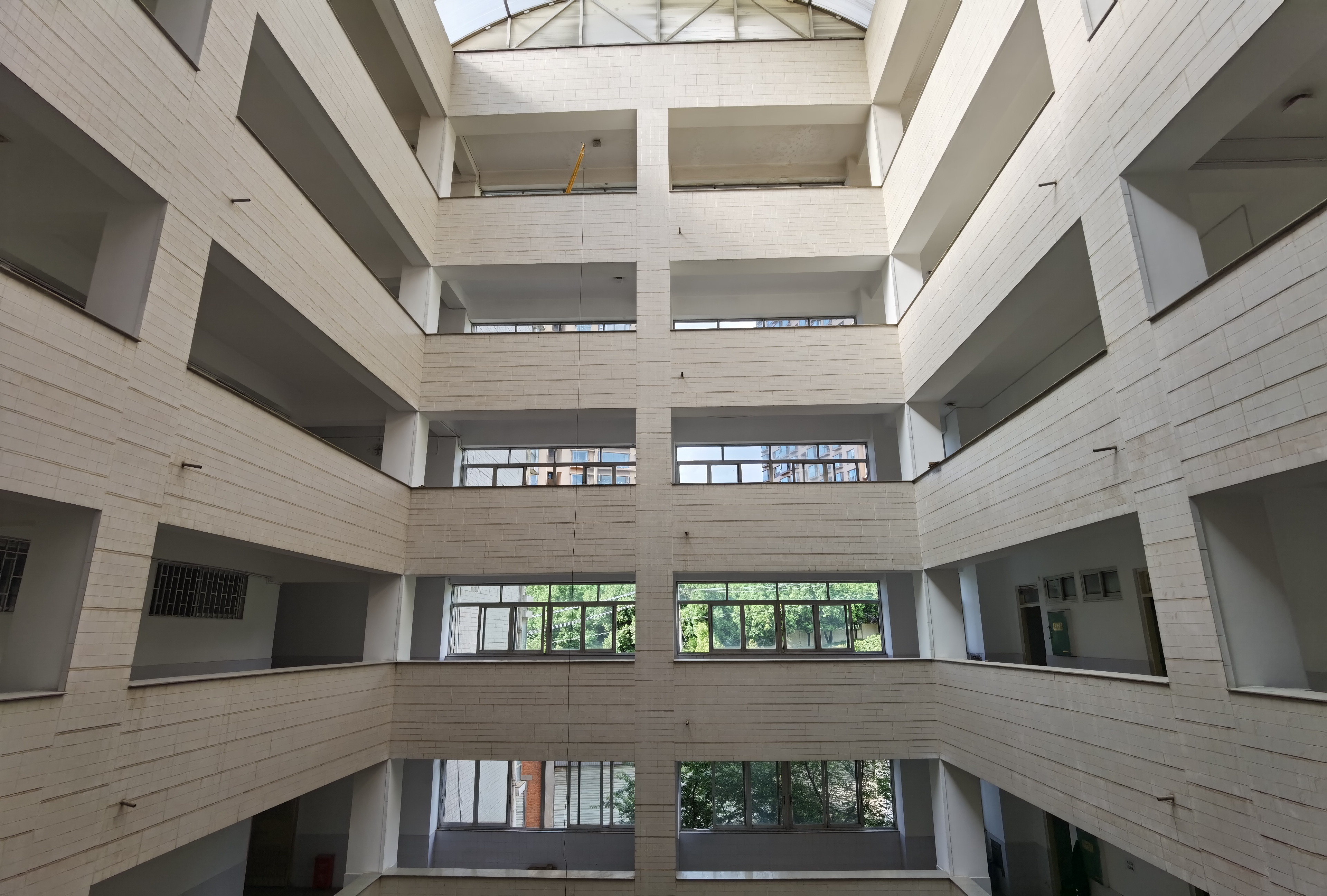 学校走廊抽插老师的肉臀内射小说学校走廊的意外邂逅——师生间的私密探索