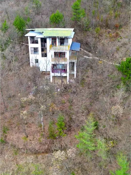大山里的欲生活大山里的欲生活——自然与人类情感的交织