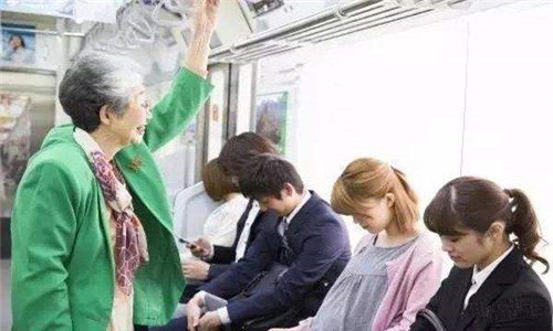 公车上的尴尬遭遇，猛烈进出的困扰