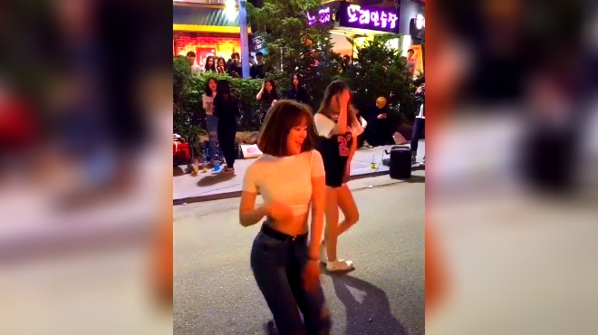 美女把尿口扒开灌牛奶警惕不健康内容——关于美女把尿口扒开灌牛奶的探讨-第3张图片