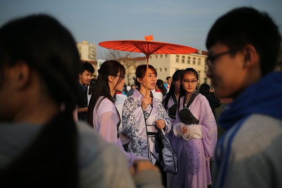 一女多男群交探讨一女多男群交现象的背后-第2张图片