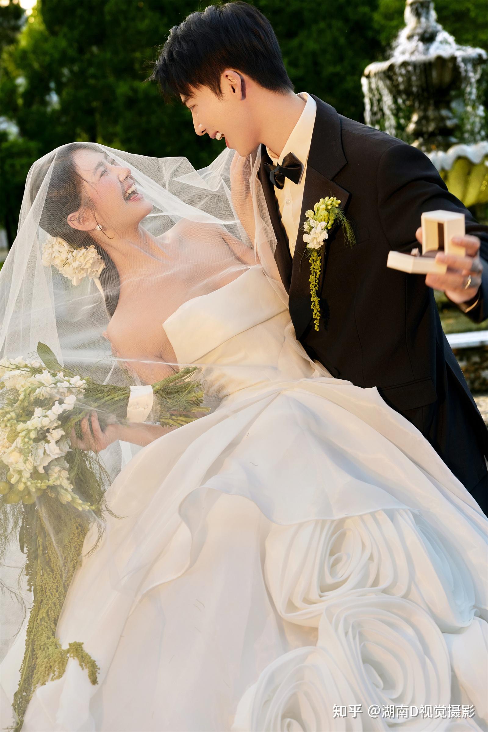 关于结婚的浪漫瞬间，穿婚纱的美丽与婚车上的决定
