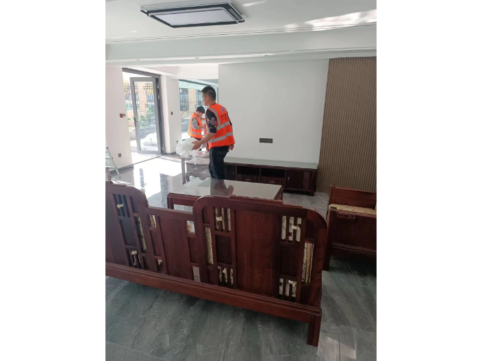 《搬家工人的绝遇》观看被丈夫的上级持续侵犯的悲剧