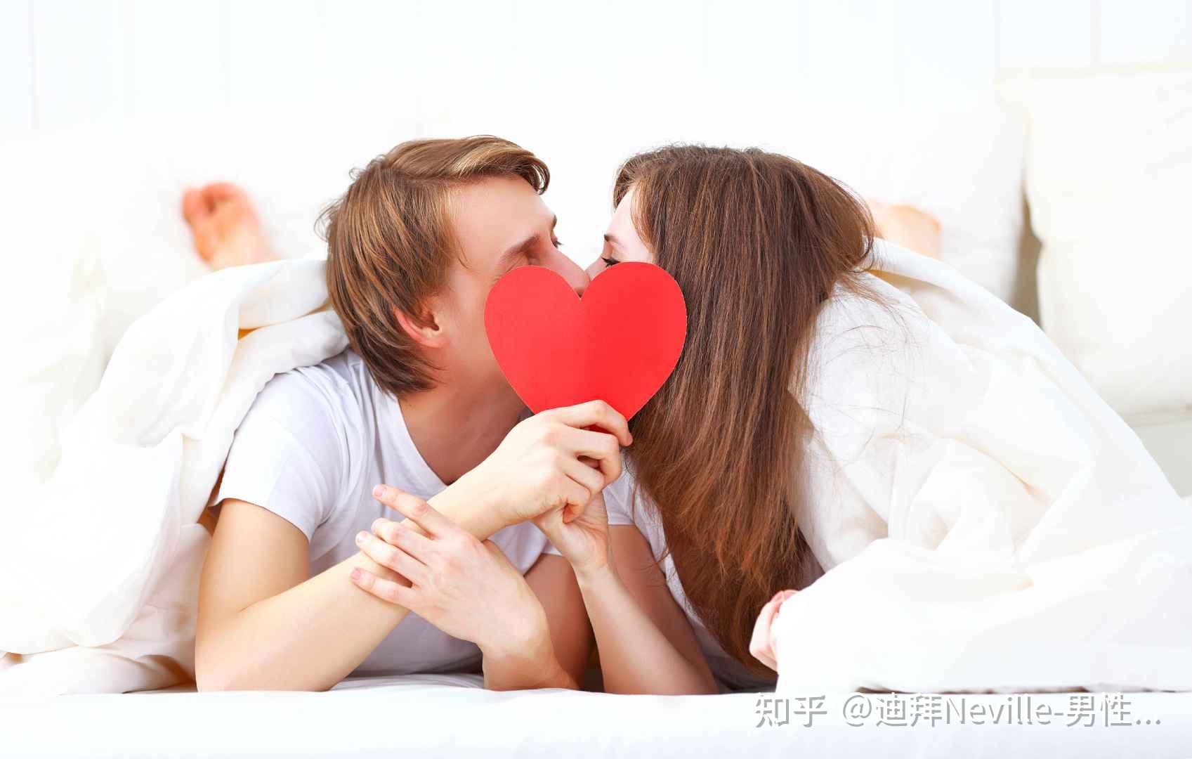 双人床上的健康互动——探索打扑克游戏的乐趣-第3张图片