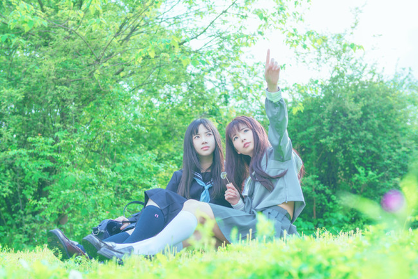百合女女玩jk互摸互慰百合女玩JK制服下的亲密互动-第2张图片