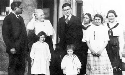 家庭冲突的阴影——爸爸与爷爷共同攻击妈妈