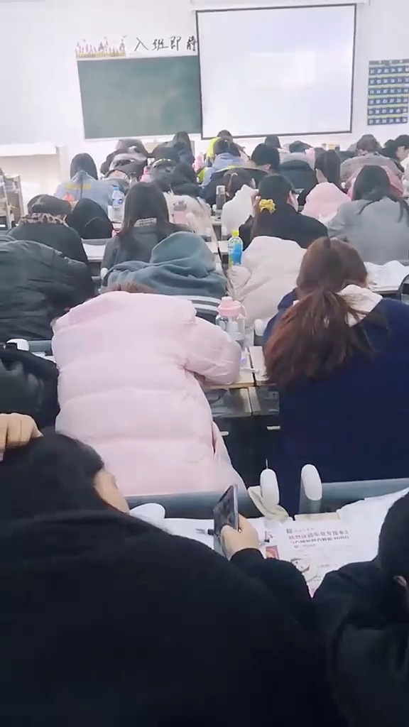 班里所有的男生都来玩我面对困境，我该如何应对班里男生轮流玩弄的困扰？