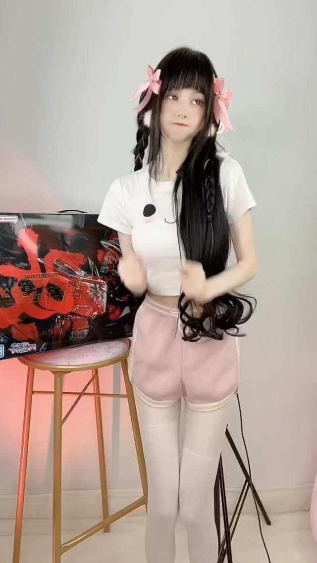 把极品白丝校花啪到腿软极品白丝校花，激情碰撞下的柔情蜜意-第2张图片