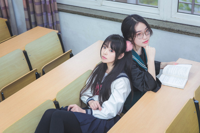 百合女玩JK制服互摸互慰的探讨