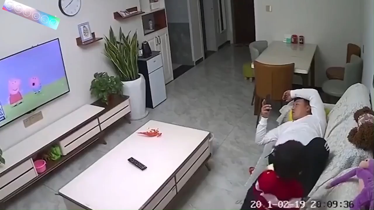 男子对监控脱裤子的看法监控下的尴尬瞬间，男子为何在监控前脱裤子？