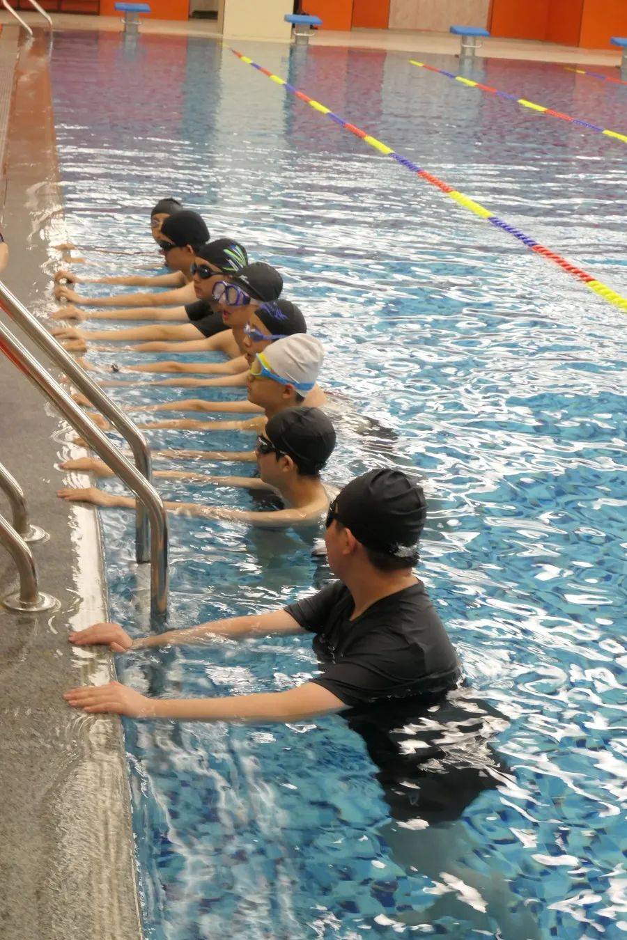 跟游泳教练频繁肢体接触会怎么样与游泳教练的意外接触