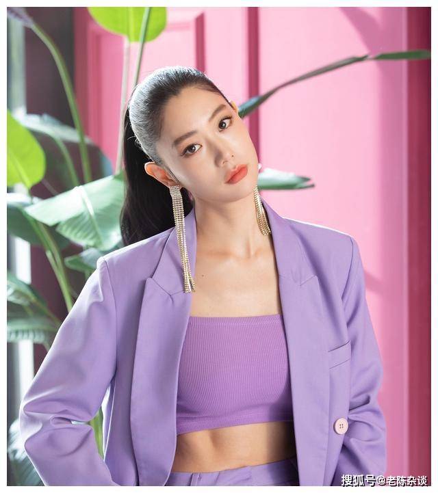 美女所有衣服全部都没有干净了美女遭遇的困境，所有衣物无一干净