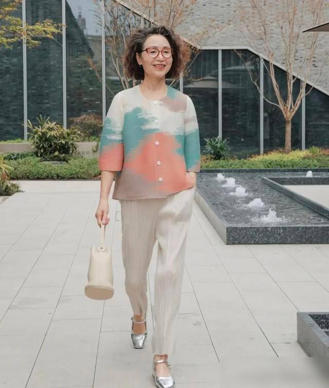 探索中国老阿姨的魅力——免费视频的多元视角-第3张图片