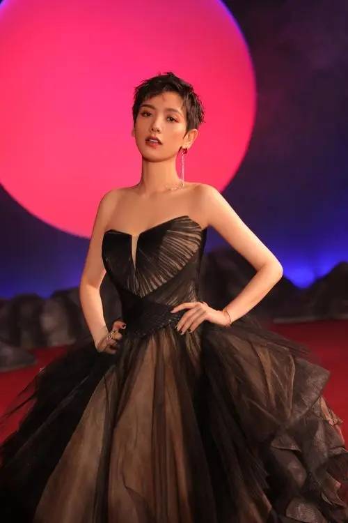 女演员李晓峰出生日期女演员李晓峰，星途璀璨的出生日期揭秘