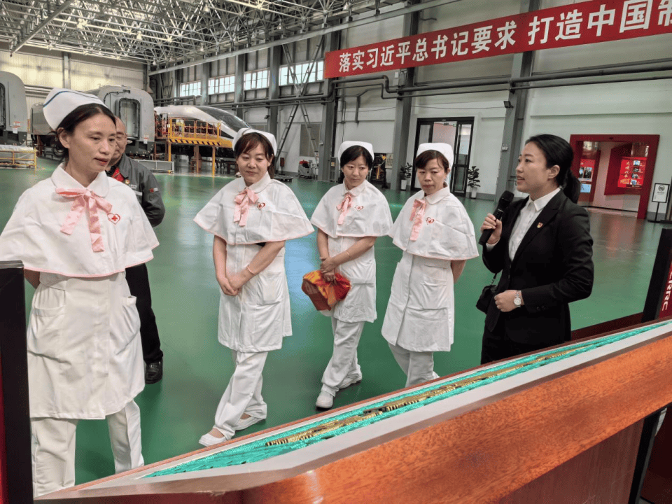 护士脱了内衣让男人吃奶探讨护士角色与护理中的特殊情况——以护士脱内衣让男人吃奶为例-第2张图片