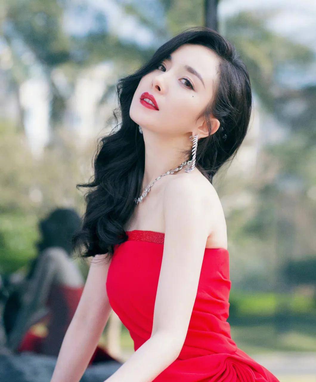 杨幂丰胸的秘诀吃什么呢杨幂的魅力，丰胸之美-第2张图片