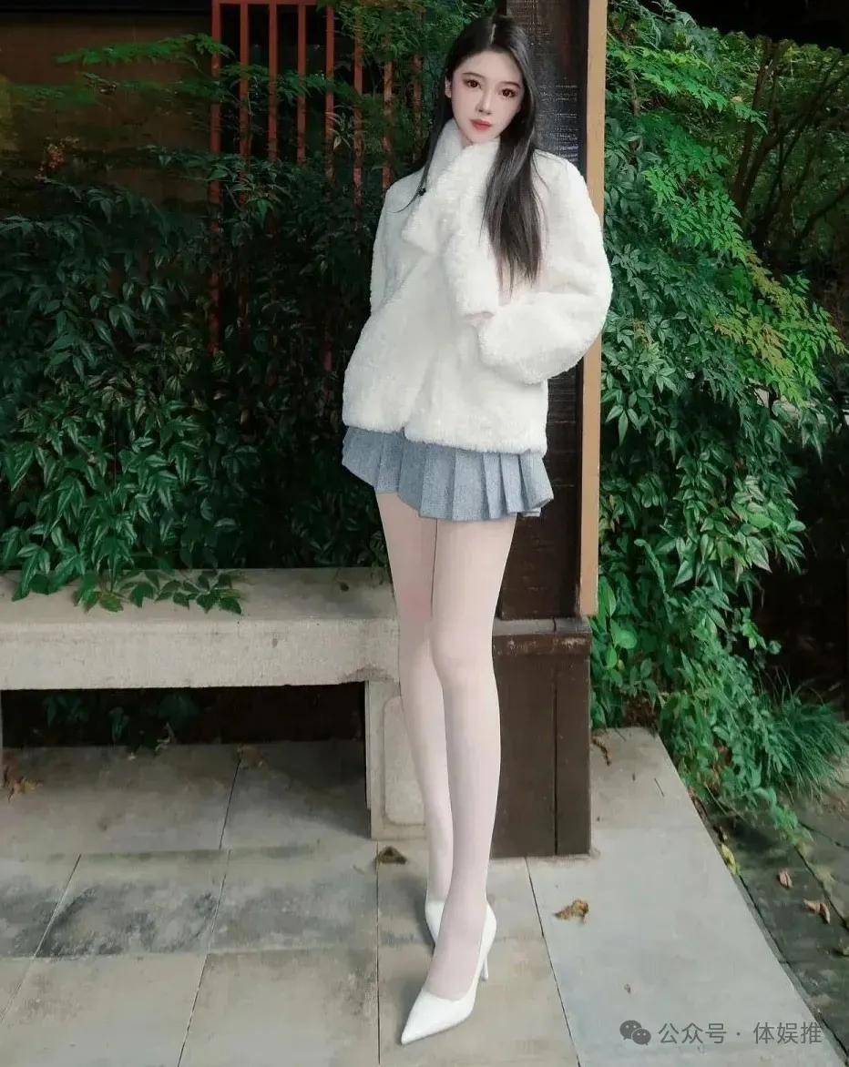 大长腿白丝的极致体验，被C到爽哭了