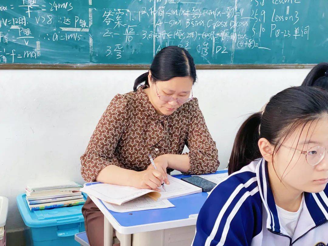生物老师以身作则，用自己作为实验的生动教学