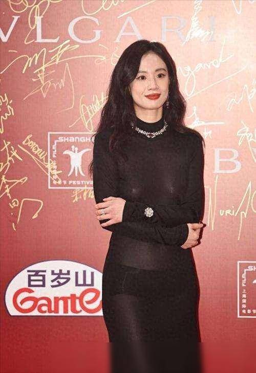 撕开美女的衣服撕开美女的衣服，探索背后的道德与审美界限