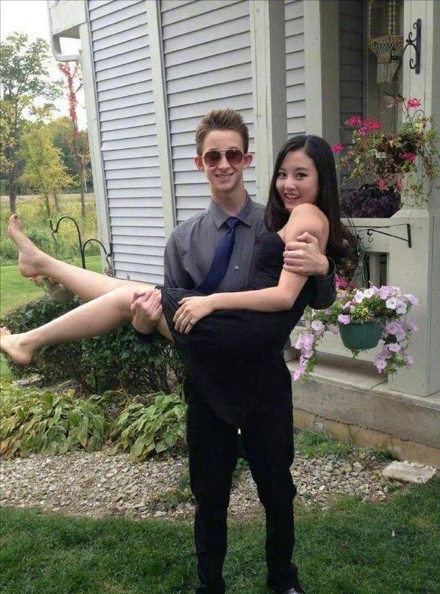 曝已婚男星出轨 与辣妹舌吻曝已婚男星出轨事件，舌吻辣妹引发社会热议-第2张图片