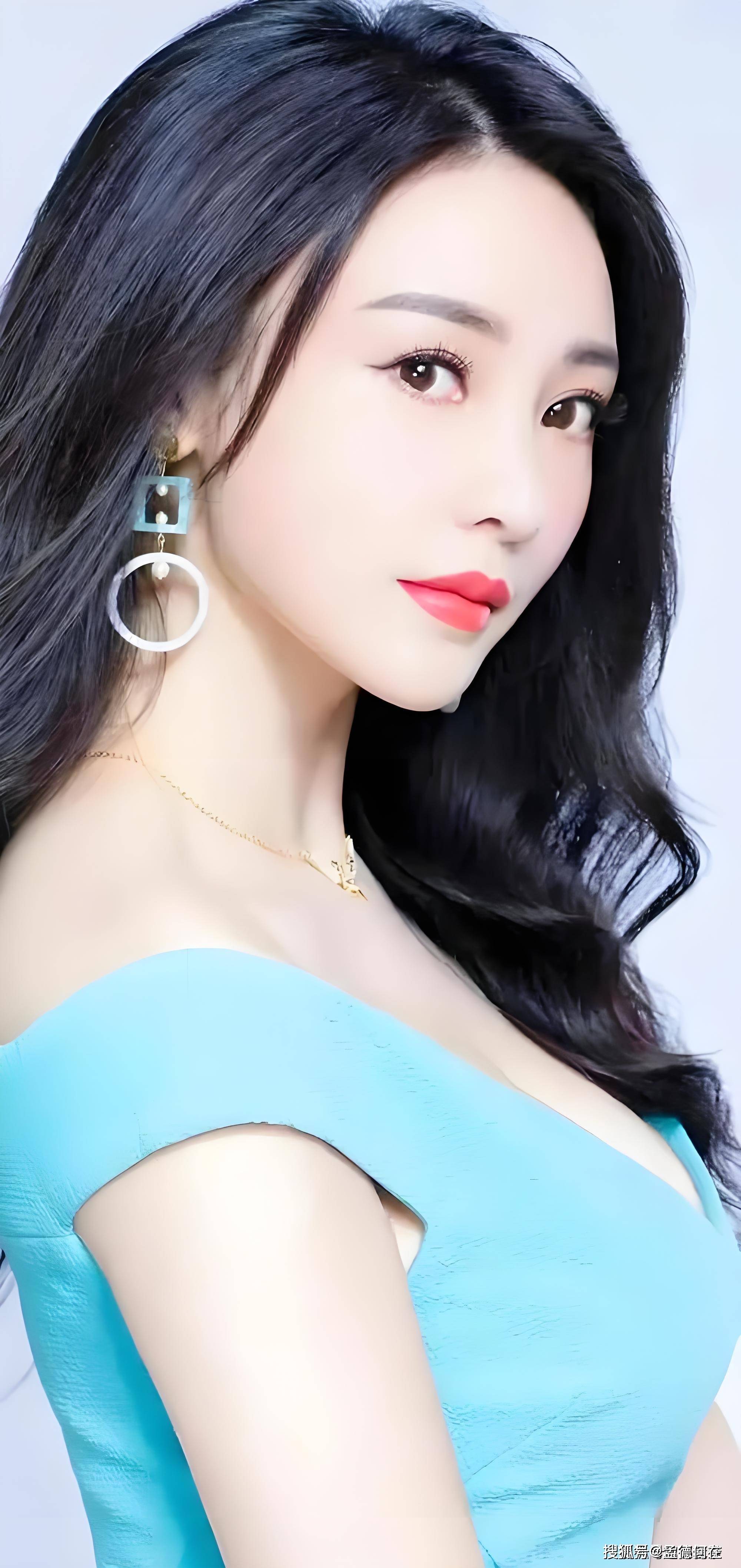 青娱乐美女——美丽与才华的完美结合
