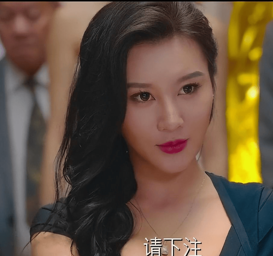 胸全整个露出的美丽与挑战-第2张图片