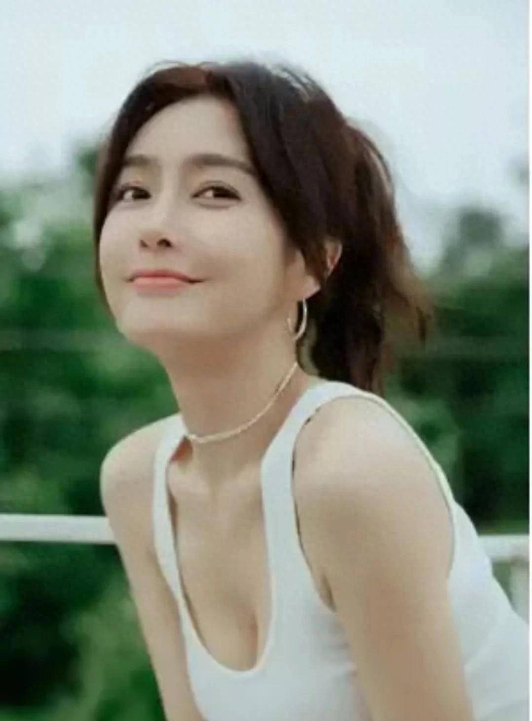 美女的胸罩脱了和奶罩美女胸罩的脱下与奶罩的秘密-第1张图片