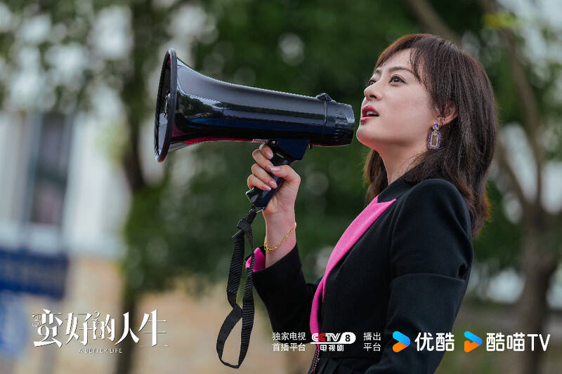 一面亲上边一面一摸下边的电视电视节目中的界限探索，一面亲上边，一面一摸下边的现象分析