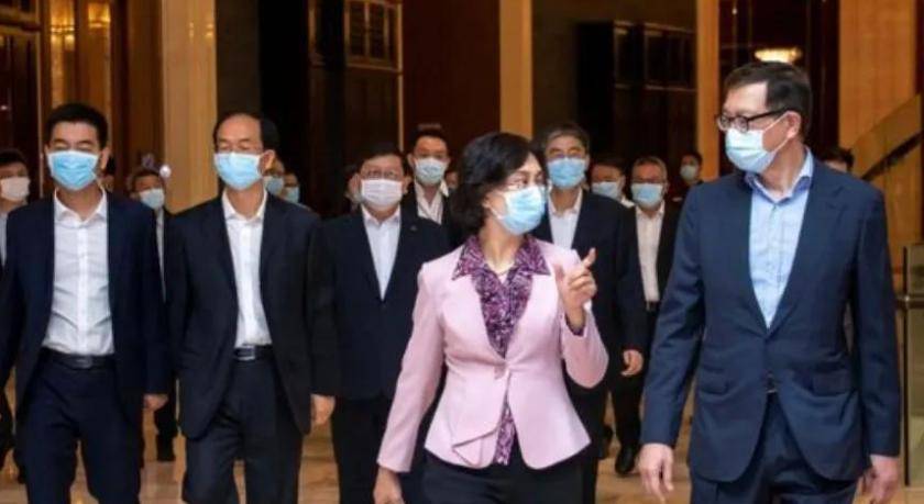 靠近女市长的背后-第2张图片