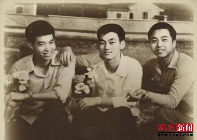 啊轻点灬大巴太粗太长了军人小说激情军人的坚韧与大巴的独特体验-第2张图片