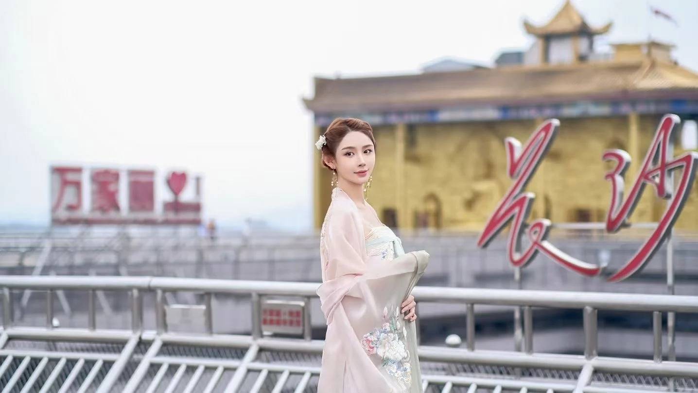汉服齐胸襦裙啪啪汉服之美，齐胸襦裙的魅力与文化内涵